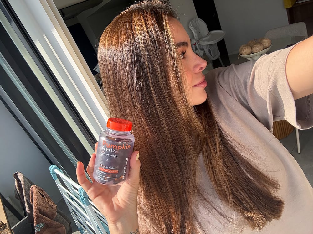 Mujer con su frasco de Hair Bond